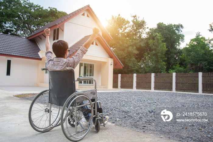 残疾人在家坐轮椅。残疾人概念