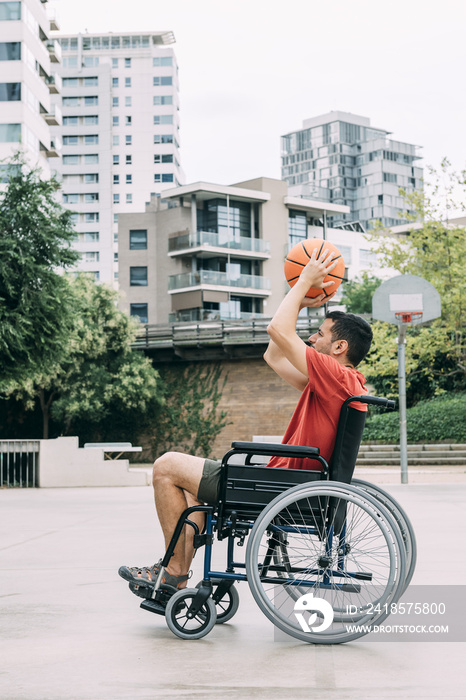 残疾人在城市打篮球