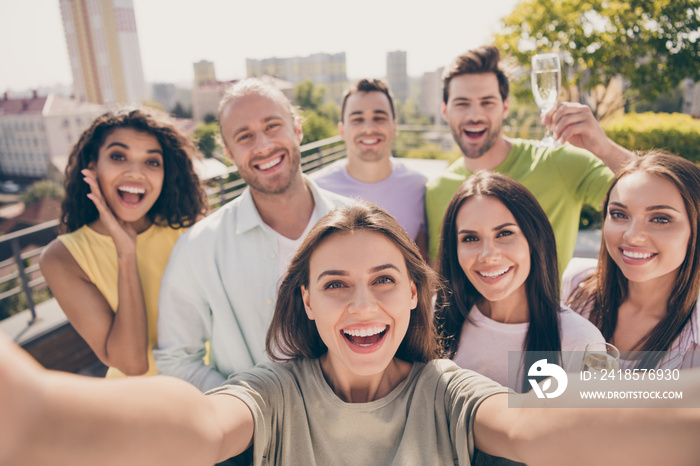 Photo portrait of cheerful friends company on meeting taking selfie smiling drinking champagne outsi