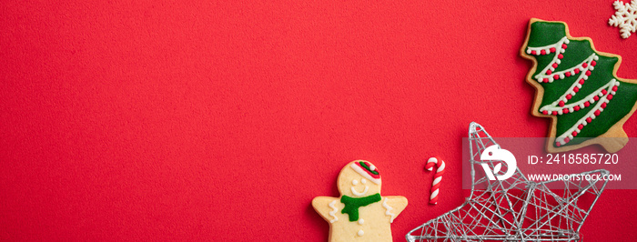 红色餐桌背景装饰的圣诞姜饼饼干。