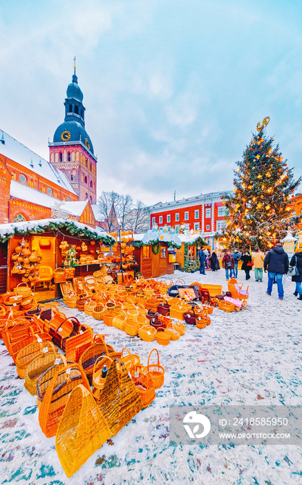 拉脱维亚里加冬季圆顶大教堂广场的圣诞集市城市景观。降临节装饰