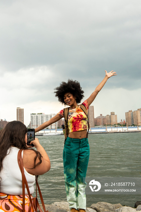 美国，纽约市，两名妇女在河边拍照