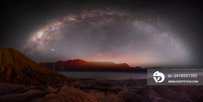 美丽的夜景，背景是银河系上的布罗莫山剪影-布罗