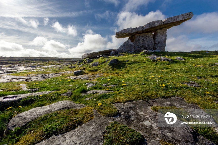 Poulnabrone Dolmen Tomb，Burren，Co.Clare，爱尔兰