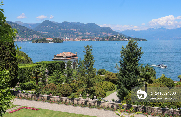 Italie - Piémont - Lac Majeur - Iles Borromées - Jardins dIsola Bella avec vue sur lile Madre, ver