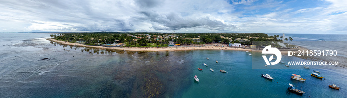 Imagem aérea da praia da Praia do Forte, município de Camaçari, Bahia, Brasil