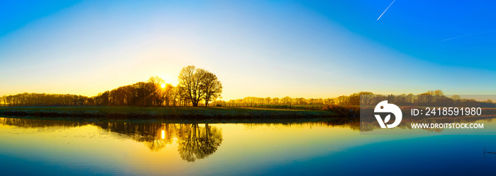 Sonnenaufgang am Fluss