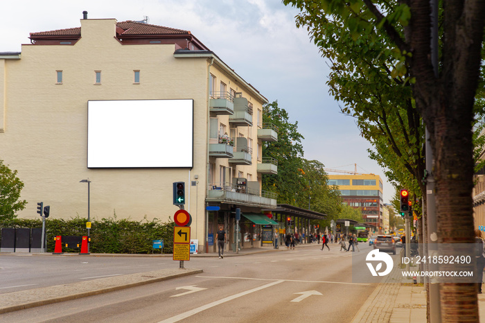 城市道路上用于短信或内容的空白广告牌模型。