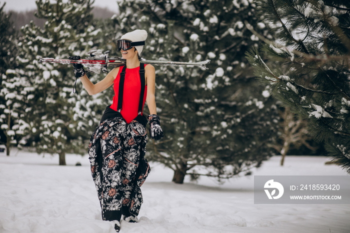 穿着滑雪装备在滑雪场滑雪的女性