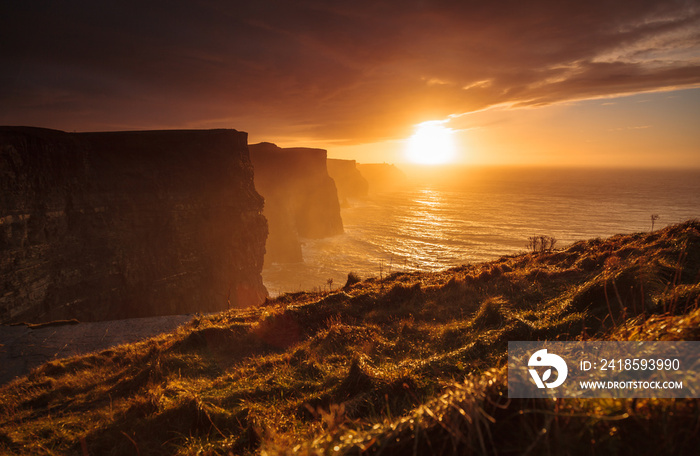 欧洲爱尔兰克莱尔郡日落时的莫尔悬崖