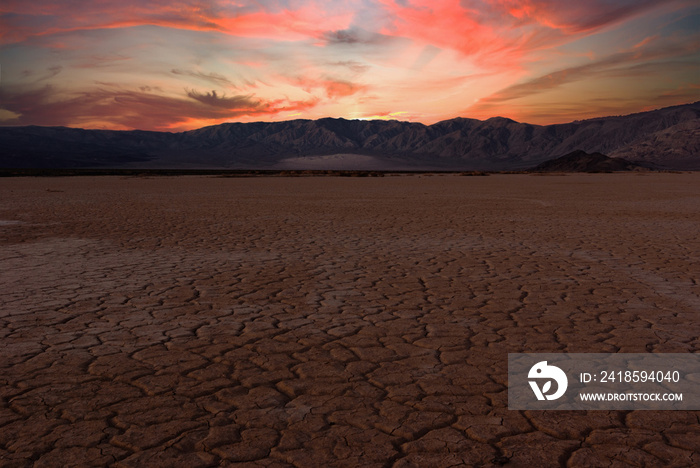 死亡谷国家公园内泥纹开裂的干涸湖泊。