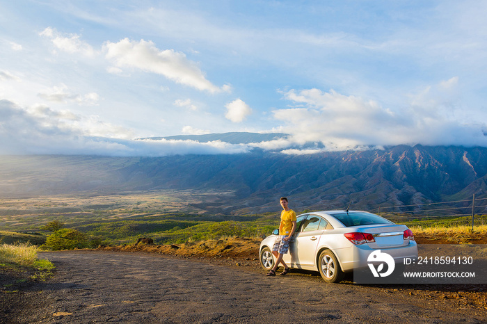 年轻人站在一辆汽车旁边，这辆汽车位于一条令人惊叹的道路旁，在一个
1619385775,夏威夷岛上有一个钻石头陨石坑，这绝对是令人惊叹的鸟瞰图