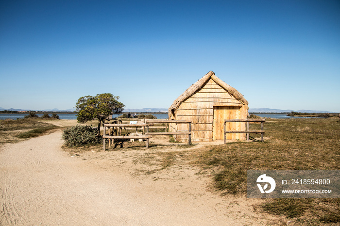 Cabane de  pêcheur au bord de létang de Canet Saint Nazaire