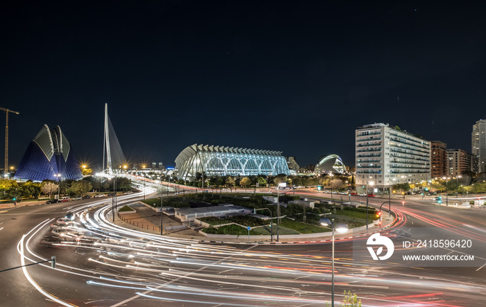 巴伦西亚环岛西班牙巴伦西亚市中心的夜景，城市天际线