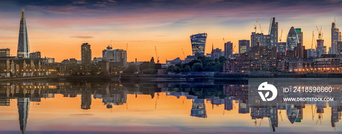 Panorama der neuen Skyline von London, Großbritanninen, bei Sonnenuntergang