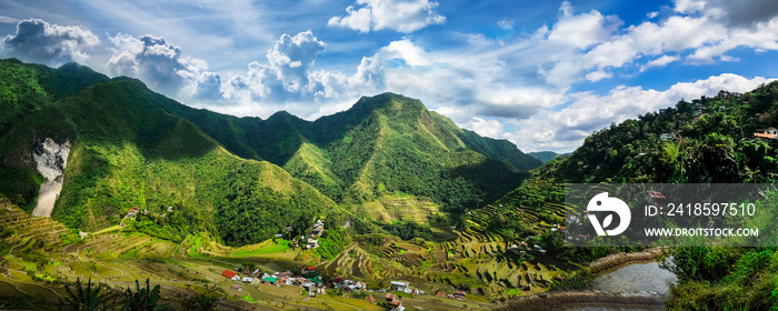 多云的蓝天下，Ifugao省山区梯田的惊人全景。Ba