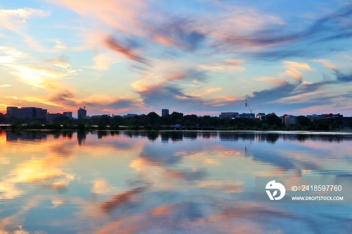 日落后美丽的彩色天空映照在水中。威斯康星州麦迪逊日落的夏日景观