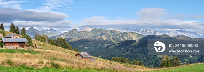 Panorama sur un paysage montagnard dans les Alpes françaises au dessus du village des Gets en Haute-