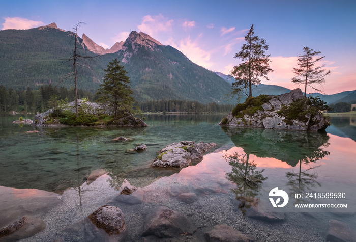 国家公园Berchtes夏日傍晚的宁静景观，有山、湖和日落