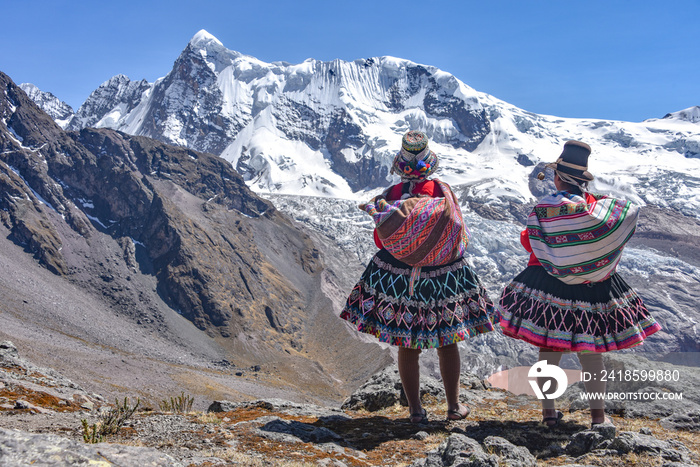 克丘亚女孩在Ausungate小径上欣赏安第斯山脉的美景。秘鲁库斯科