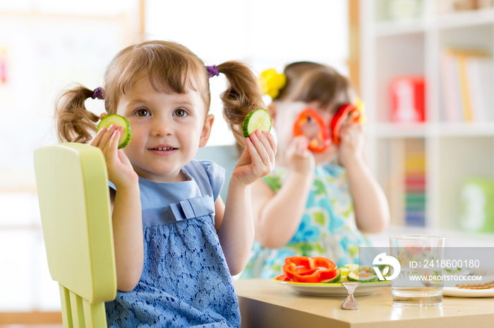 孩子们在幼儿园或家里吃健康的食物