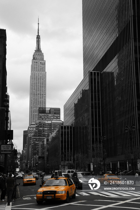 纽约曼哈顿35号街上的黄色出租车