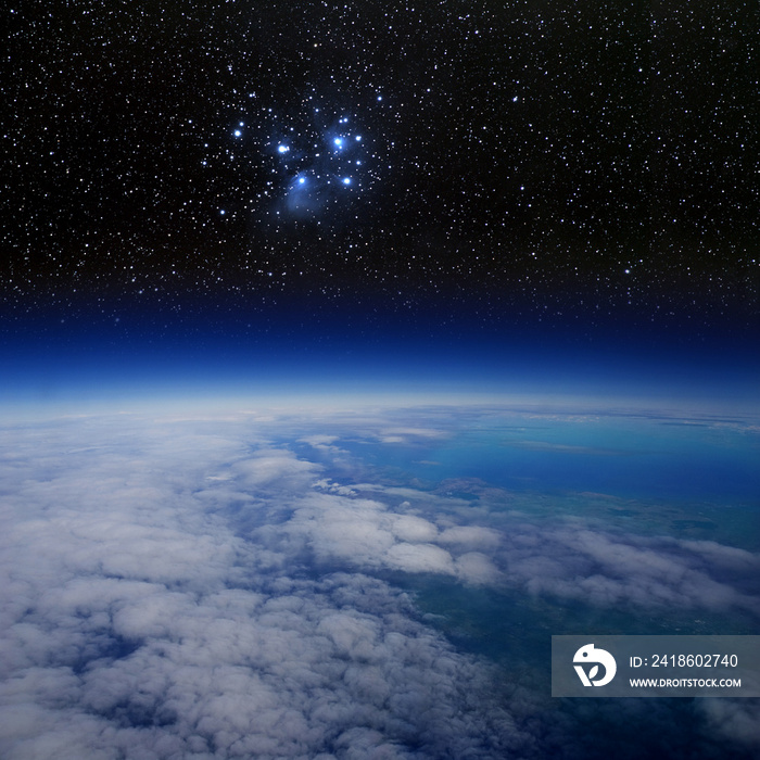 太空中的地球和昴宿星的高空视图。