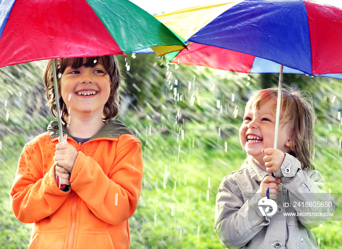 两个快乐的哥哥带着雨伞在户外