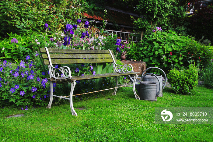 历史悠久的花园长椅，德国