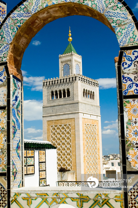 清真寺塔框架与装饰性拱门在突尼斯