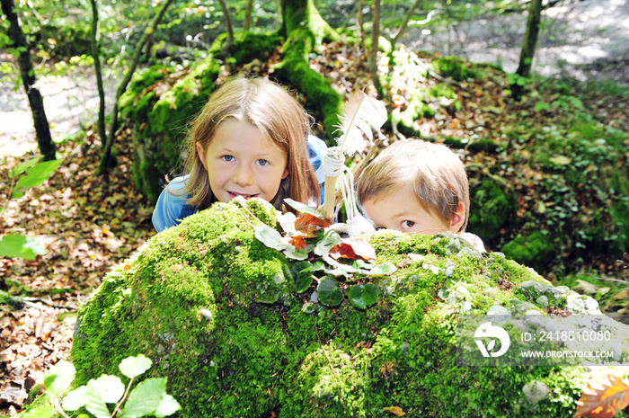 Kinder im Wald