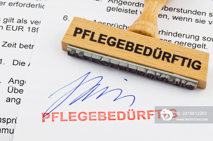 Holzstempel auf Dokument: pflegebedürftig