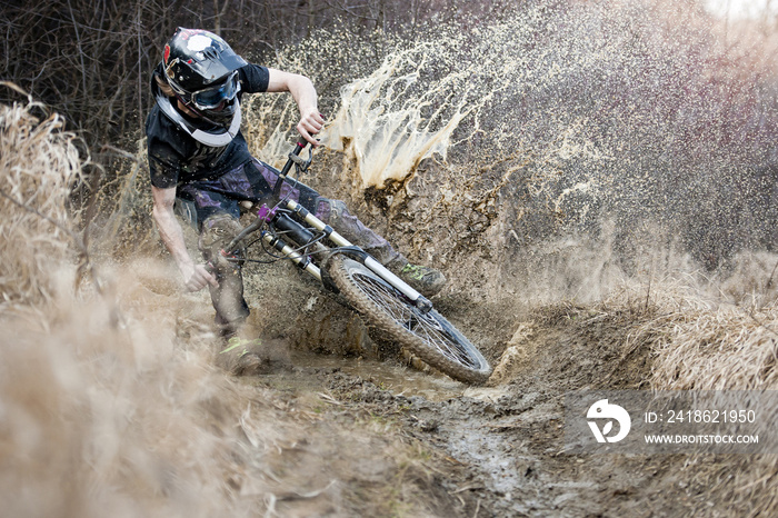 Mountainbiker crosses through the mud