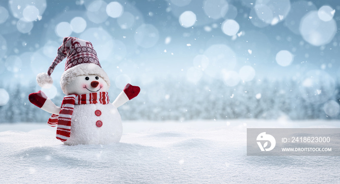 全景快乐的雪人在冬季风景与复制空间