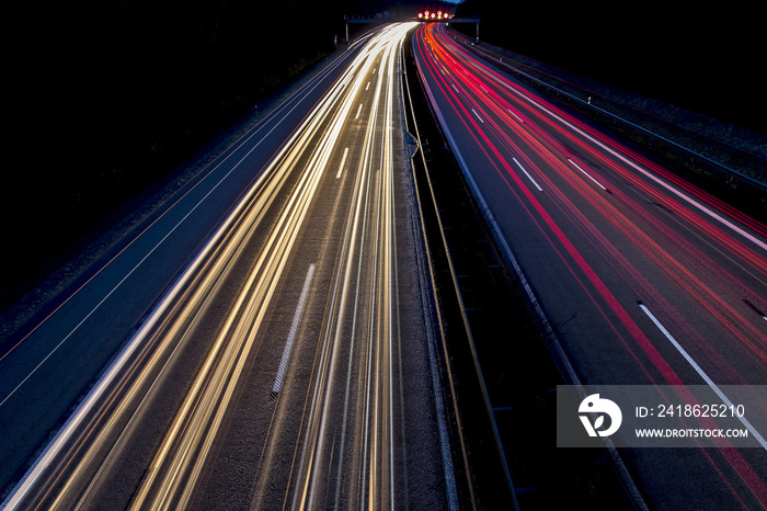 Nachtaufnahme - Autos auf Autobahn 2