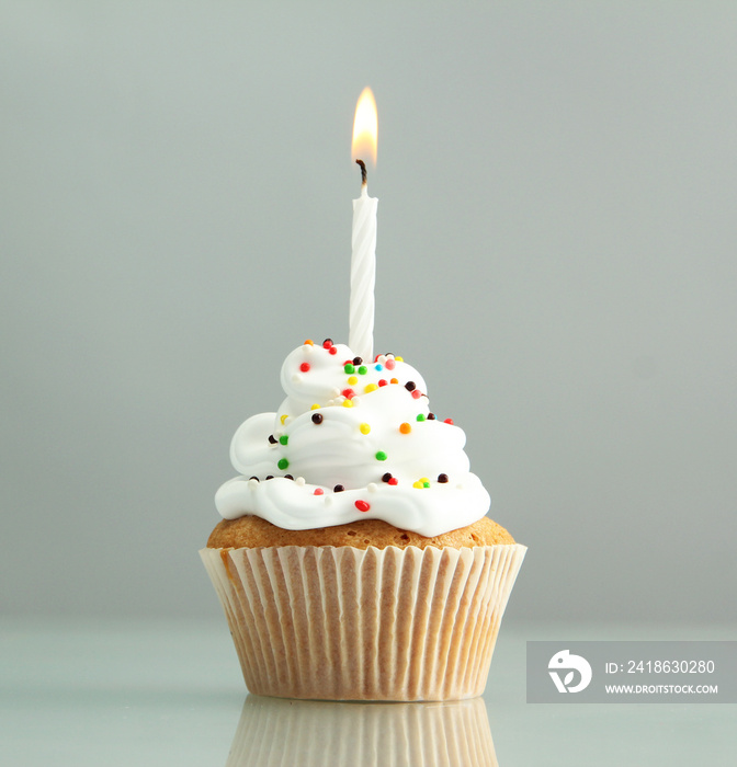 美味的生日小蛋糕与蜡烛，在灰色背景