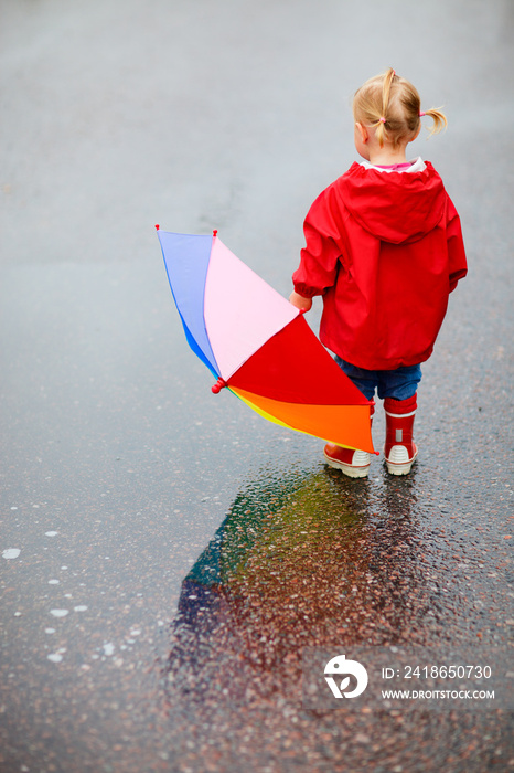 蹒跚学步的女孩在雨天户外