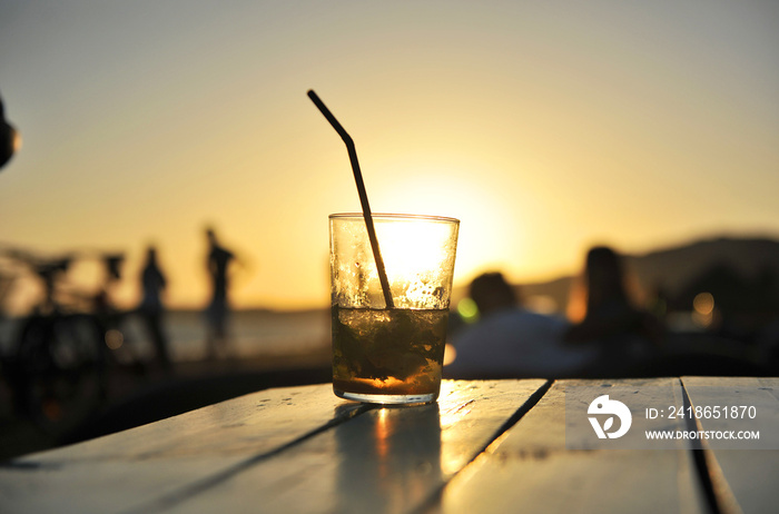 Mojito al atardecer en un chiringuito en la playa