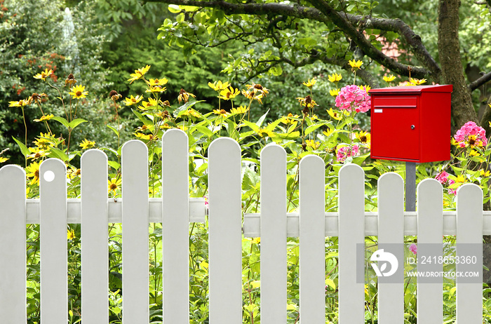 Briefkasten在rot am Zaun