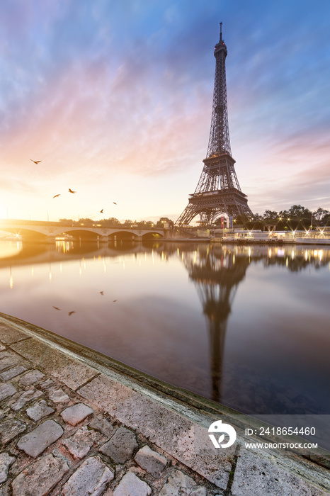 游览巴黎埃菲尔铁塔