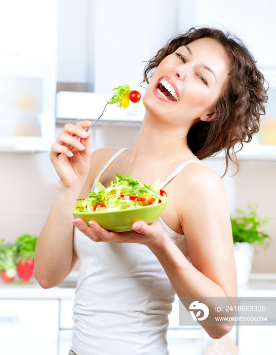 饮食。美丽的年轻女子吃蔬菜沙拉