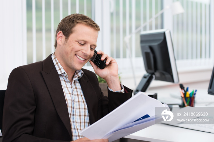 freundlicher mitarbeiter am telefon