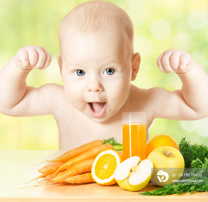 强壮健康的宝宝新鲜水果餐和果汁杯