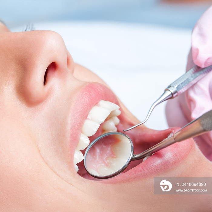 人类牙齿的细节与牙科设备。