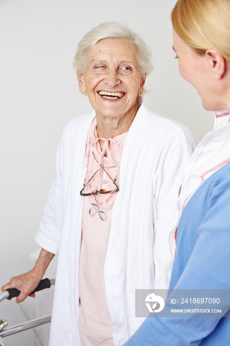 Lachende Seniorin im Seniorenheim