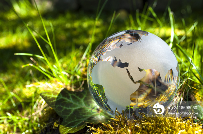 Weltkugel aus Glas, Erde mit Gras und Sonne, Naturschutz, Umweltschutz, Klimaschutz