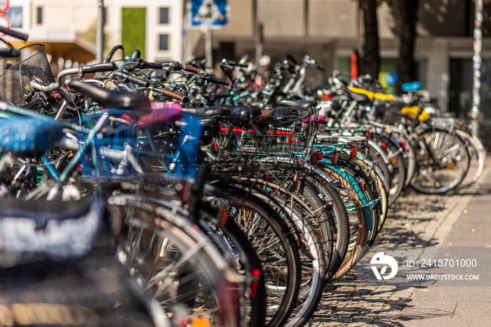 Viel Fahrräder in einer Reihe geparkt