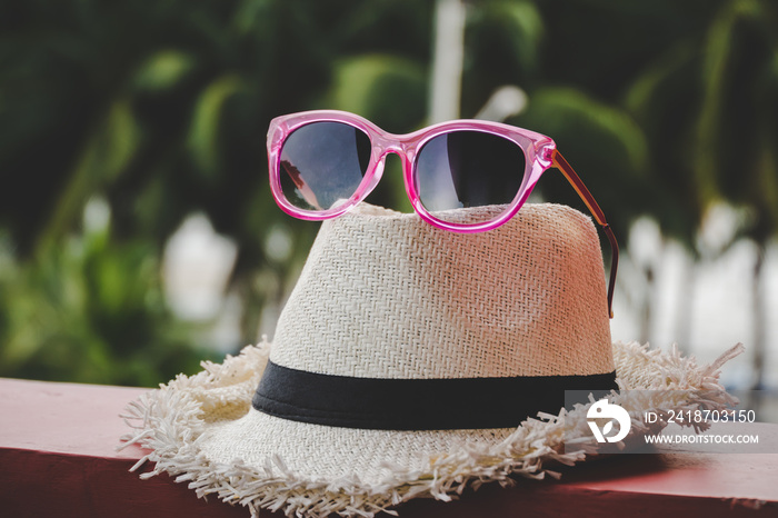 带帽子的粉色太阳镜，适合暑假或度假旅行。