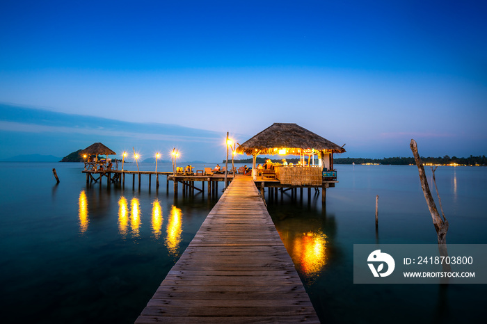 泰国特拉特马克岛的海上木杆和夜空小屋。夏天，旅行，度假和