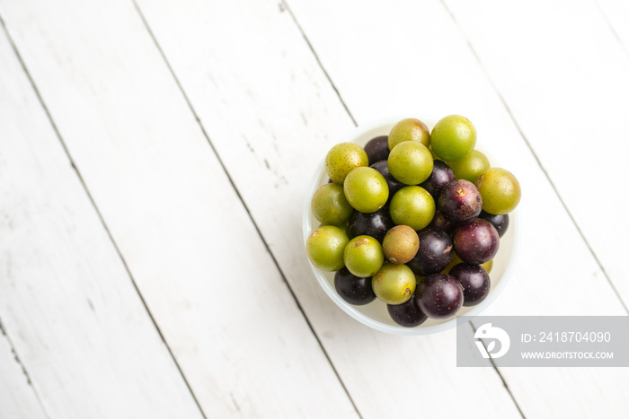 麝香葡萄也被称为沼泽葡萄，佛罗里达州的葡萄放在木底碗里